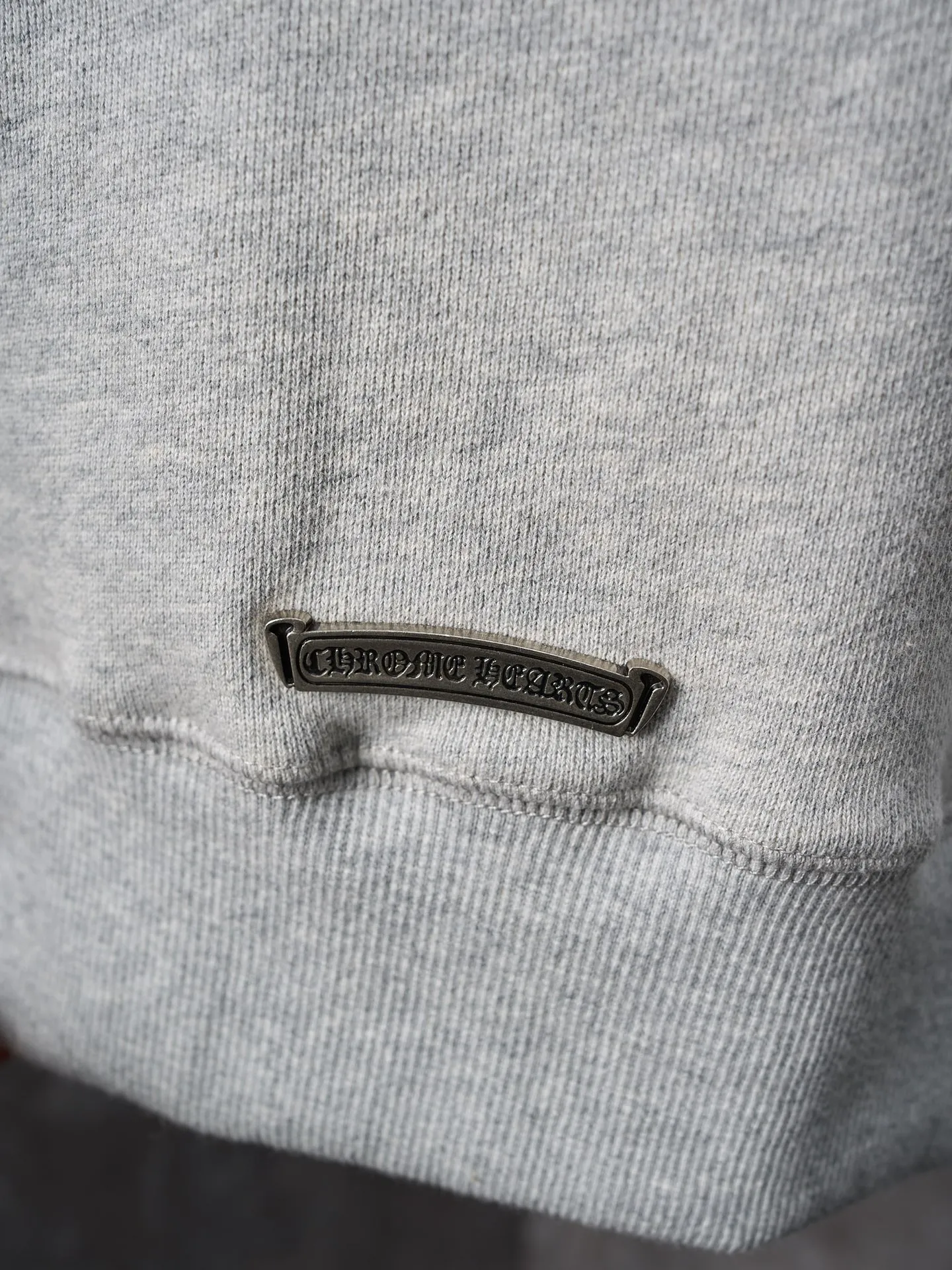 P400 price reduction [actual auction] Chrome Hearts/Ch cross logo patch embroidered round neck sweatshirt [ready in stock] S M L XL custom-made heavy fortress interwoven air cotton, full of texture, thick and solid, based on high-end ash tones, with a beauty that coexists with vicissitudes of life and elegance. With the Chrome Hearts cross patch embroidery decoration on the chest, it becomes the ultimate interpretation of dark gothic style. CH Gothic font is the finishing touch on the back panel. Let the totem become your spiritual thorn point. The logo iron plate sways slightly with the swing of the body, adding a sense of movement and vitality. It is unobtrusive but has an indescribable aura, interpreting the perfect blend of retro and luxury. Process 1: Using imported machine appliqué embroidery technology. Using advanced computer control systems and precision mechanical components, the Chrome Hearts logo appliqué embroidery operation is realized, showing an embroidery effect with both clarity and three-dimensionality. Process 2: The fabrics have been washed. Better feel and texture, not easy to deform, not easy to shrink, not easy to fade, maintain long-term beauty, accessories: customized 1:1 CH iron plate, customized 1:1 CH trademark, version: loose version, size: S M L XL, style number: CC917-B20